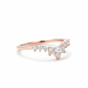 Bague de mariage en or rose pur 14 carats avec diamants de laboratoire, style chevron incurvé, ornée de couronnes de diamants taillés poire et ronds, cadeau d'anniversaire - Product Image 1