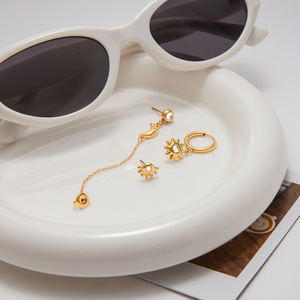 Pendientes de Acero Inoxidable Chapados en Oro de 18K al por Mayor, Diseño de Sol y Luna - Product Image 4