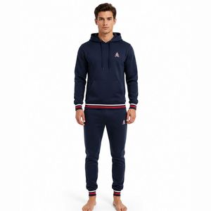 Survêtement pour homme avec tissu résistant, coupe confortable et design moderne pour les activités décontractées et sportives - Product Image 1