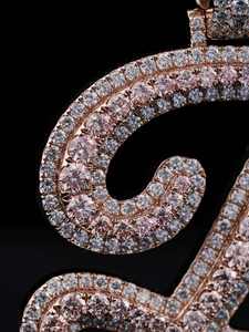 จี้ห้อยคอฮิปฮอปแบบกำหนดเองประดับเพชรโมอิสซาไนต์ VVS เงินแท้ 925 พร้อมใบรับรอง ชุบทองคำขาวและโรสโกลด์สองสี ตัวอักษรประดับเพชรเคลือบโรเดียม - Product Image 2