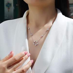 Collier pendentif hexagonal de luxe en or blanc avec diamants sertis – Bijoux géométriques modernes en diamant pour femme - Product Image 1