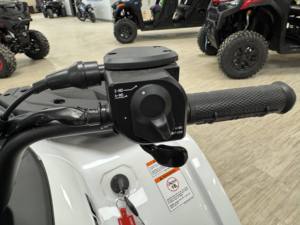 Nouvelle poignée en plastique OEM/ODM blanche de qualité industrielle pour VTT CFMOTO CForce 500 2026 à vendre - Product Image 5