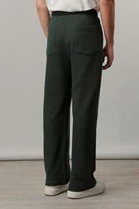 กางเกงจ็อกเกอร์ผู้ชายสีเขียวเข้มแบบจีบ มีเชือกผูกเอว สไตล์ลำลอง เนื้อผ้านุ่มสบาย รับผลิตแบบ OEM/ODM - Product Image 2