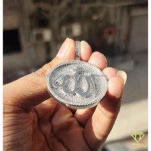 Pendentif religieux hip-hop exclusif avec sertissage de diamants de laboratoire entièrement incrustés et finition argentée - Product Image 3