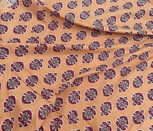 Tela de Algodón Ligera y Ecológica con Estampado a Mano Indio para Vestidos de Niños, Decoración del Hogar y Costura - Diseño Floral Buti Sanganeri Color Durazno - Product Image 3