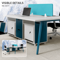 Bureau de travail moderne en bois pour deux personnes avec dessus blanc, cadres bleus inclinés, cloison de séparation et tiroir de rangement