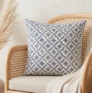 Funda de cojín decorativa de 18 × 18 pulgadas con estampado a mano, diseño de rombos grises, estilo escandinavo - Product Image 1
