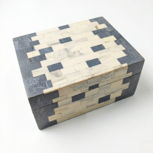 Caja decorativa en blanco y negro hecha a mano con estuche de almacenamiento con patrón triangular de ilusión óptica para accesorios y baratijas - Product Image 6