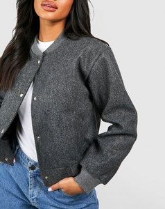 Chaqueta Corta de Mujer a Cuadros de Lana Acolchada Estilo Universitario Streetwear con Cuello Alto y Mangas Largas con Bordado de Béisbol - Product Image 3