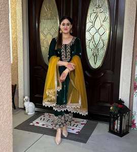 Conjunto de Top de Terciopelo con Bordado de Lentejuelas y Encaje Moti, Pantalones Plazzo de Terciopelo y Dupatta de Georgette, Completamente Cosido, Tallas M, L, XL y XXL - Product Image 4