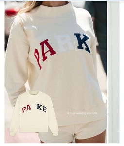 เสื้อสเวตเชิ้ตคอเต่าทรงโอเวอร์ไซส์สำหรับผู้หญิง ขายส่ง เสื้อวาร์ซิตี้แบบมีตัวอักษร สั่งทำได้ รับผลิตเสื้อผ้าแบรนด์ส่วนตัว - Product Image 3