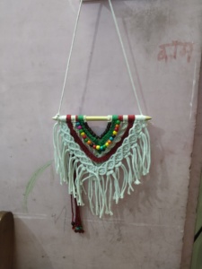 Tapiz de macramé bohemio con diseño de triángulos con cuentas para decoración del hogar - Product Image 1