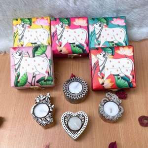 Hermosa caja cuadrada para efectivo con portavelas de madera con estampado de vaca para decoración de bodas, Haldi, recuerdo de fiesta Mehendi. - Product Image 2