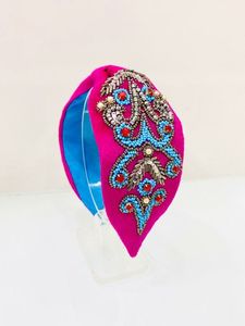 Magnifique bandeau brodé à la main avec perles décoratives pour des coiffures élégantes - Product Image 1