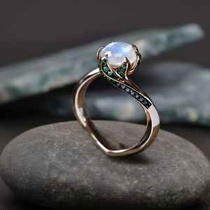 Anillo de Compromiso de Piedra Lunar Natural de Lujo con Acentos de Gemas Verdes y Negras de Corte Redondo, Joyería de Oro Sólido de 14K - Product Image 6