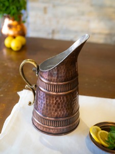 Carafe à eau en cuivre martelé artisanale, style vintage, pichet en métal au design durable pour les boissons et les fêtes - Product Image 6