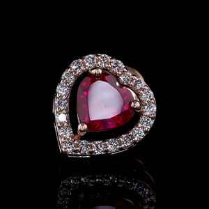 Boucles d'oreilles clous en or rose 14 carats en forme de cœur avec halo de rubis et accent de diamant de laboratoire, sertis de pierres fantaisie vives certifiées IGI - Product Image 4