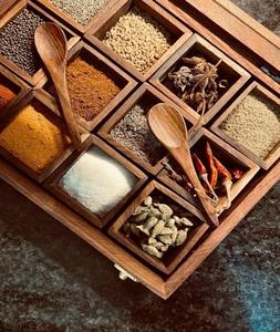 Boîte à épices en bois de manguier naturel avec forme personnalisée et boîte en bois naturel avec couvercle en métal par F S INTERNATIONAL - Product Image 1