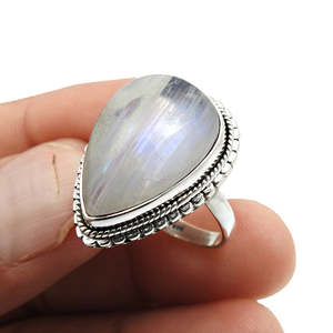 Anillo artesanal de piedra lunar arcoíris hecho a mano con plata de ley 925, joyería bohemia, regalo perfecto para niñas y niños - Product Image 4