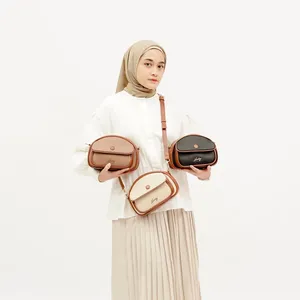 กระเป๋าสะพายข้างผู้หญิง Kyna ดีไซน์หรูหราสำหรับใช้ในชีวิตประจำวัน ผลิตจากหนังสังเคราะห์คุณภาพพรีเมียม พร้อมพื้นผิวซาตินและโลโก้สีทอง - Product Image 2