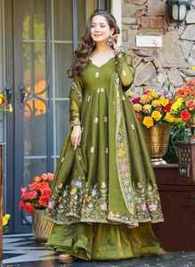 Ensemble de robe Anarkali en soie vert olive de qualité supérieure pour femmes, vêtements ethniques indiens traditionnels pour les fêtes, disponible à la vente - Product Image 4