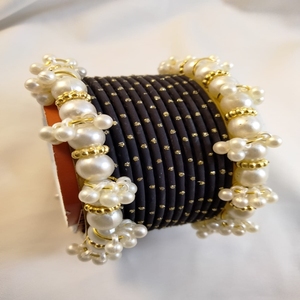 Ensemble de bracelets noirs ornés de perles dorées avec un motif diamanté pour femmes - Product Image 5