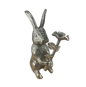 Figurine décorative en métal en forme de lapin pour centre de table de bureau contemporain et accessoires de maison haut de gamme - Product Image 1