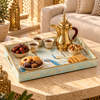 Plateau de service élégant en émail motif paon |   Plateau rectangulaire en bois naturel avec poignées découpées et bords surélevés pour servir le thé, le café, lors de dîners ou de mariages