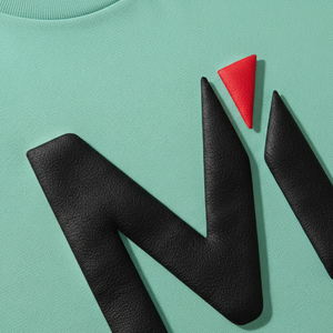 เสื้อยืดพิมพ์ลายกราฟิกแบบนูน 3 มิติ สำหรับผู้ชาย พิมพ์ลายโลโก้แบบยกสูง ผ้าคอตตอนหนานุ่ม สไตล์สตรีทแวร์ ทรงหลวม - Product Image 5