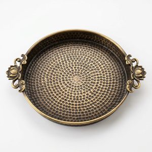 Bandeja Decorativa de Latón Antiguo Hecha a Mano de 35 cm con Diseño de Loto Texturizado para Decoración del Hogar, Hoteles y Bodas - Product Image 1