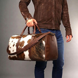 Bolsa de Viaje de Cuero Vacuno con Cierre de Cremallera con Patrón Marrón y Blanco, Estilo Weekender, Diseño Duradero - Product Image 3
