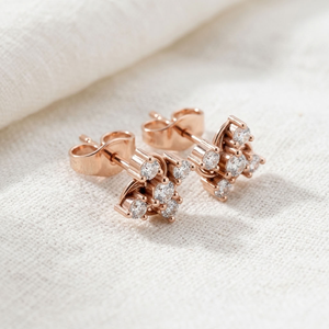 Boucles d'oreilles clous en or rose avec diamants de laboratoire certifiés IGI, motif floral, taille brillant rond, pour femme, idéales pour fiançailles, mariage et usage quotidien - Product Image 2