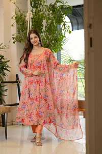 Nuevo Traje Anarkali con Estampado Floral en Organza, Vestido y Pantalón con Detalles Realistas y Dupatta - Product Image 2