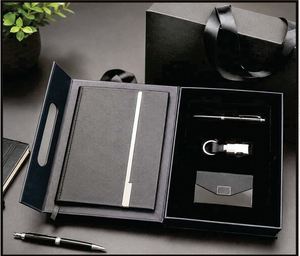Ensemble cadeau d'affaires en cuir PU marron et noir avec carnet, stylo, porte-clés et porte-cartes - Product Image 2