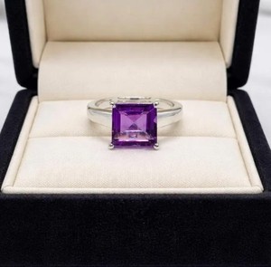 Anillo de Amatista Corte Princesa en Plata de Ley 925 con Baño de Oro Blanco, Piedra de Nacimiento de Febrero, Anillo Delicado y Elegante con Gema - Product Image 1