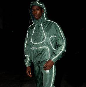 Chaqueta Deportiva Ligera y Ecológica con Detalles Reflectantes y Líneas Impresas, Chaqueta Cortavientos de Nailon Arrugado para Otoño - Product Image 2