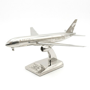 ของที่ระลึก ของขวัญ ที่ทับกระดาษแบบกำหนดเอง รูปปั้นโลหะ 3 มิติขนาดเล็ก รูปเครื่องบินสายการบิน สำหรับวางบนโต๊ะ - Product Image 1
