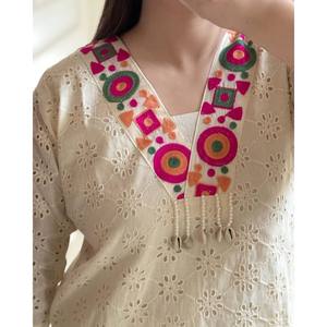 Conjunto coordinado bohemio de diseñador, top y pantalón con bordados. - Product Image 1