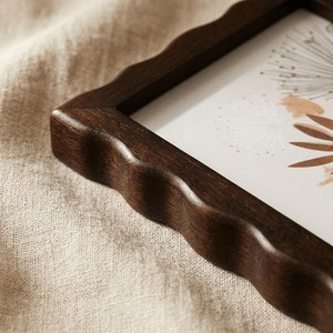 Cadres photo en bois de noyer naturel de style classique, rustiques et faits à la main, pour table. - Product Image 2