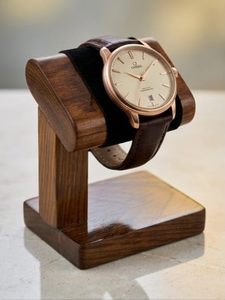 Soporte de Madera para Reloj con Almohadilla de Cuero Negro, Diseño Minimalista para Exhibición en Escritorio - Product Image 3