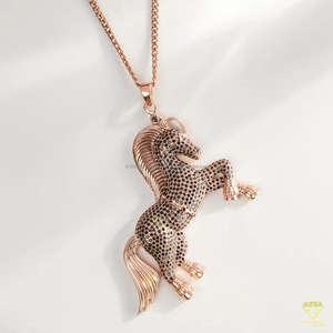 Collar con colgante de caballo con moissanita Colgante llamativo de moissanita de caballo de cría - Product Image 4