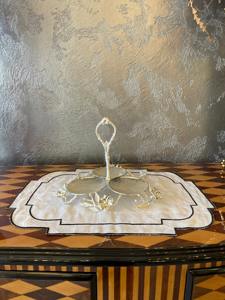 ถาดเสิร์ฟโลหะสีเงินตกแต่งลายใบไม้พร้อมหูจับตรงกลาง เหมาะสำหรับใส่ผลไม้อบแห้งและช็อกโกแลต - Product Image 3