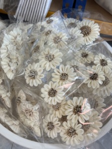 ชุดอุปกรณ์เสริมอโรมาเธอราพี 2.4 INC SUNFLOWERS ชุดเปลี่ยนไส้กระจายกลิ่นแบบทำมือจากดอกไม้แห้งและไม้โซล่า พร้อมกล่องแบบกำหนดเอง - Product Image 5