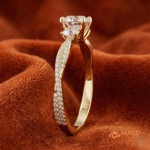 Bague à trois pierres en moissanite pour femme, couleur or, bijoux de fiançailles, de mariage et d'anniversaire, style élégant pour un usage quotidien - Product Image 2