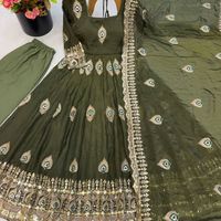 Ensemble de robe longue en soie Fendy de créateur avec broderie de sequins lourds, dupatta et pantalon, prêt-à-porter, séchage rapide, pour fêtes, événements festifs et mariages