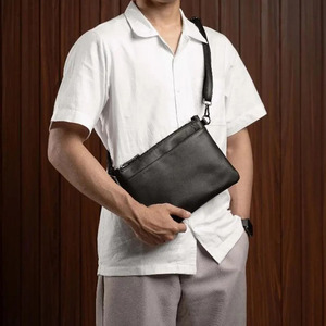 Bolso de mano de cuero genuino con organizador de pulsera, diseñado para un transporte seguro en el día a día y comodidad en viajes, a un precio razonable. - Product Image 1