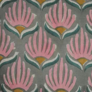 ผ้าฝ้ายพิมพ์ลายดอกบัวสีเขียวเซจและสีชมพูอ่อน – ผ้าฝ้ายอินเดียลายดอกไม้ - Product Image 2