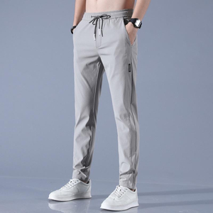 Pantalon de jogging décontracté pour homme en toile gris clair, avec fermeture à boutons, taille élastique, coupe ajustée, léger et écologique - Product Image 1