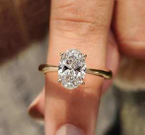 Elegante anillo de diamante solitario ovalado brillante con banda pulida y refinada, joyería fina de lujo para compromiso o aniversario. - Product Image 1