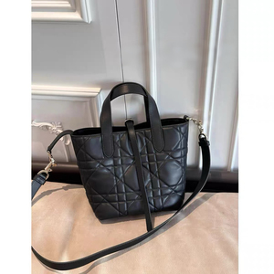 Sac fourre-tout noir matelassé en polyester avec fermeture éclair, deux poignées, motif losanges, style minimaliste, 7 chaînes, fleurs - Product Image 4